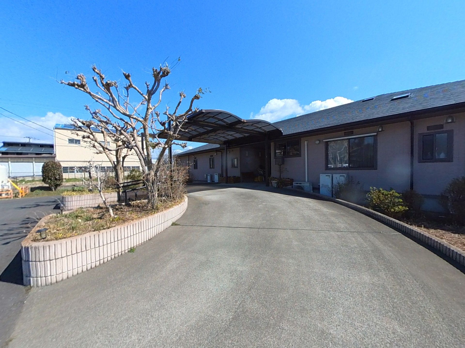 肩からかばんを下げて、並んで同じ方向を見ている男女の入居者様たち