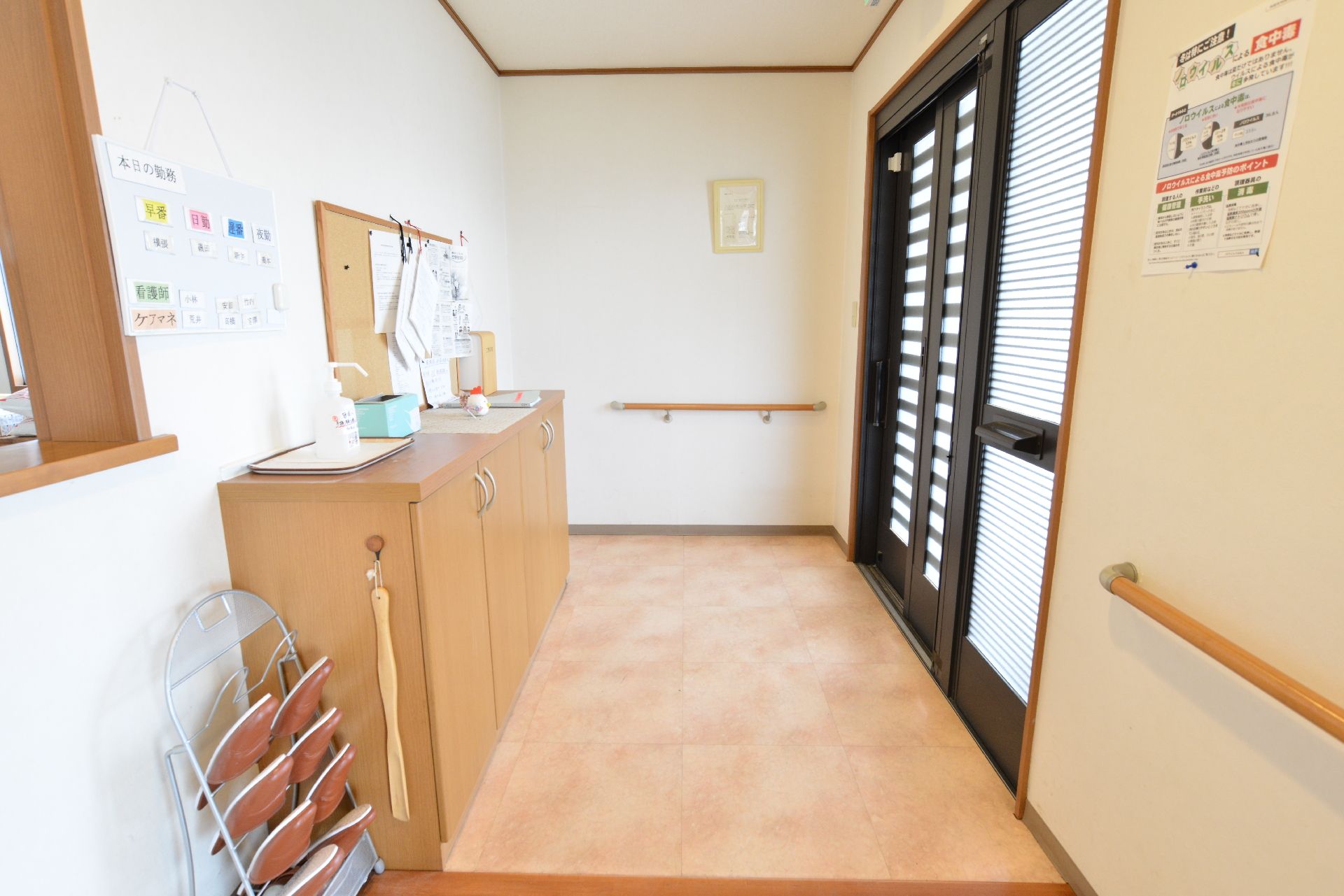 明るいエントランスです。段差のないバリアフリー設計となっております。