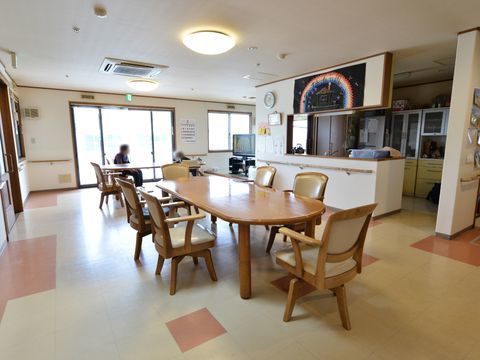食堂にはテーブルやいすが広いスペースに配置されている。キッチンもそばにあるので、家庭にいるような雰囲気でくつろいで食事できる。