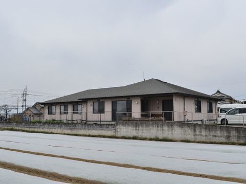 施設の周りには自然が広がり、建物の裏手には車をとめるスペースがある。平屋の一軒家のような建物である。