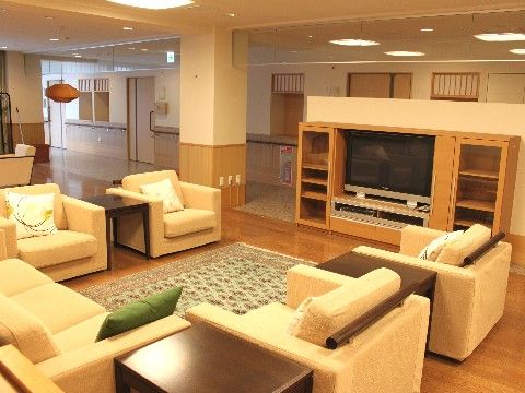 テレビが設置されている目の前に、U字状にソファー椅子が並んでいるリビング