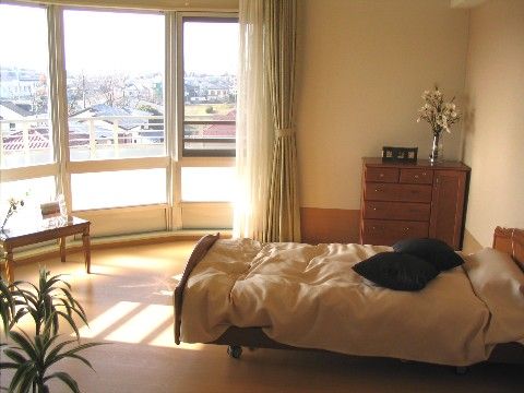 太陽光が差し込み明るく洋風に設えられた最上階の角部屋