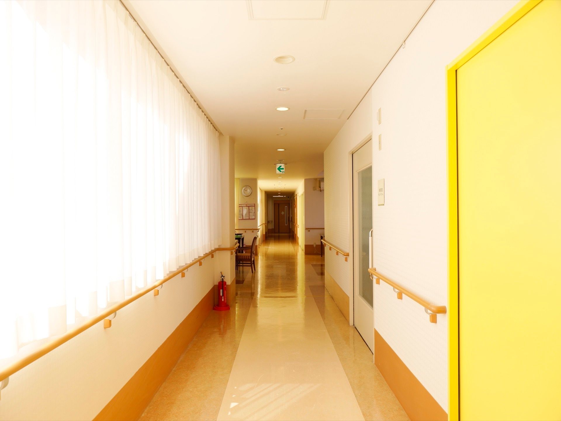 廊下の両サイドの壁面に手すりが設置してある。移動の際に捕まりながら、安全にゆっくりと移動することができる。