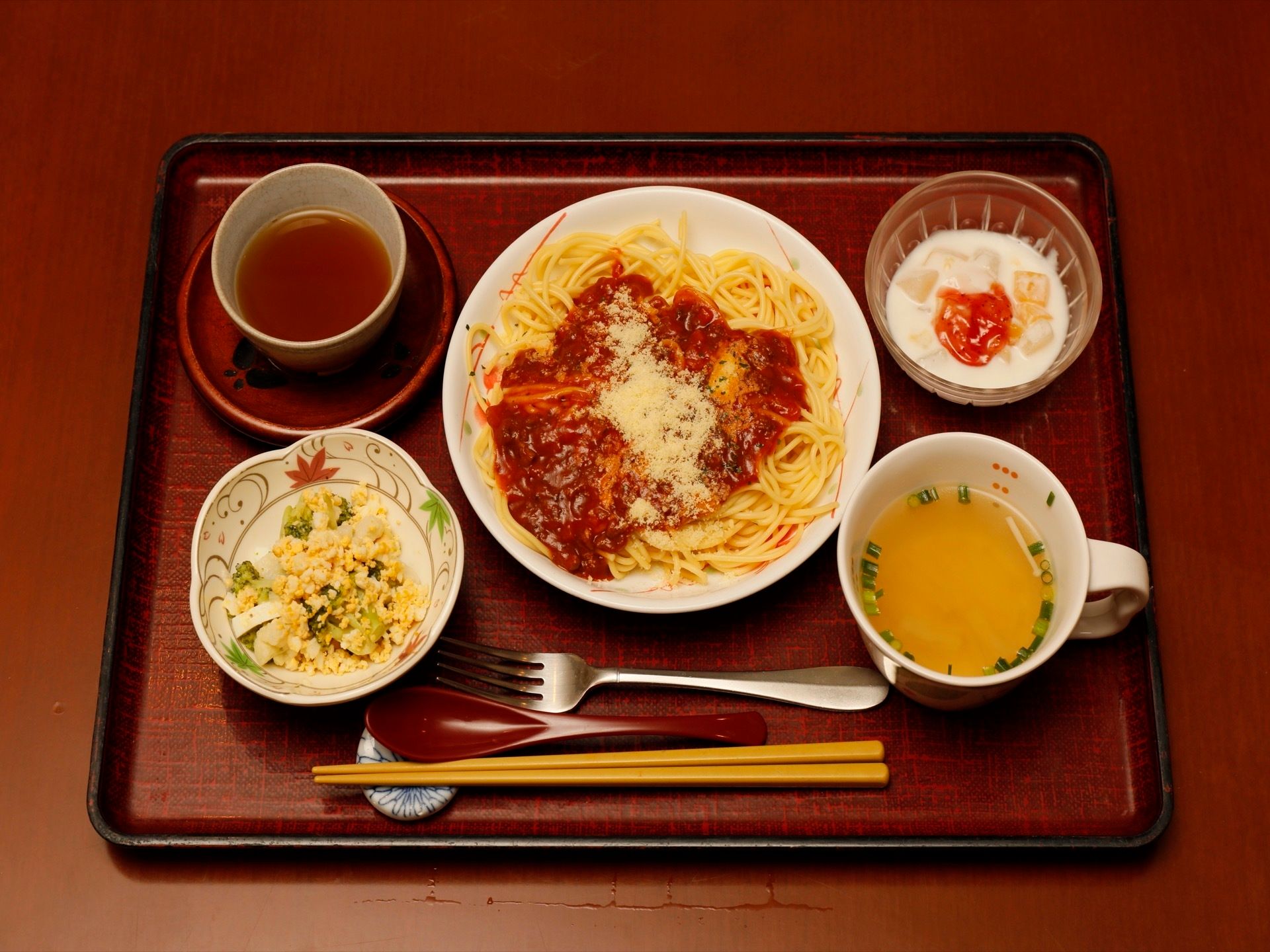 食事は洋食メニューである。メインのほかに副菜やスープ、デザートと多岐にわたり、食べ応えもある内容となっている。