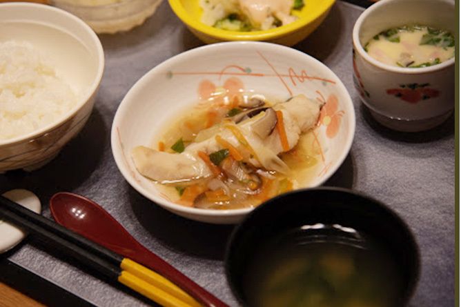 魚の煮物や茶碗蒸しがセットになったメニュー