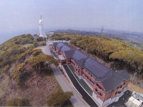 外観は一面レンガ造りとなっていて、玄関までは数ロープも設置されている。周囲は森林に囲まれており、遠くには大仏も見える。