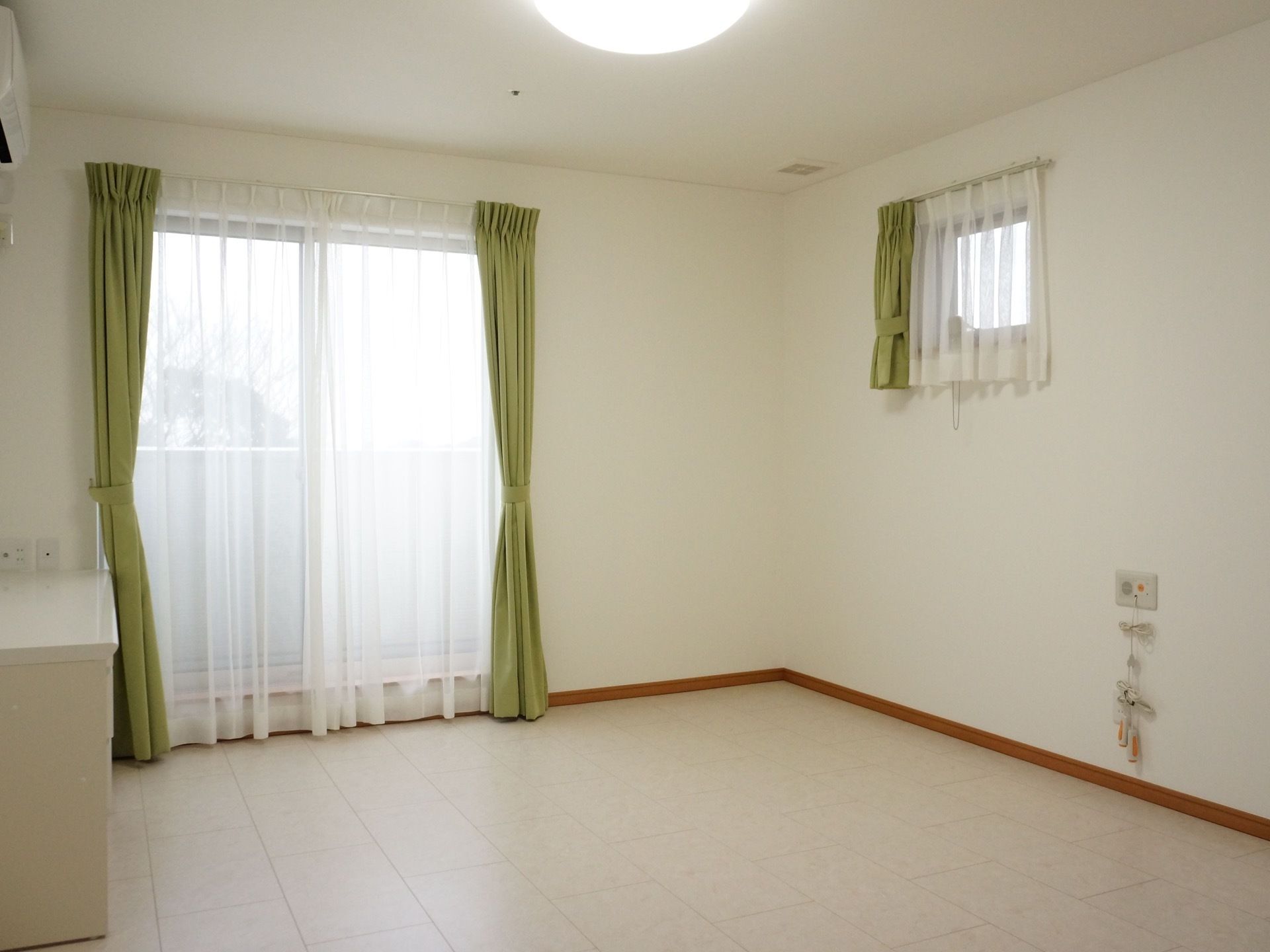 各居室は設備は同じだが、レイアウトが違っているものが何種類かある。この部屋にはベランダに出られる部屋がある。