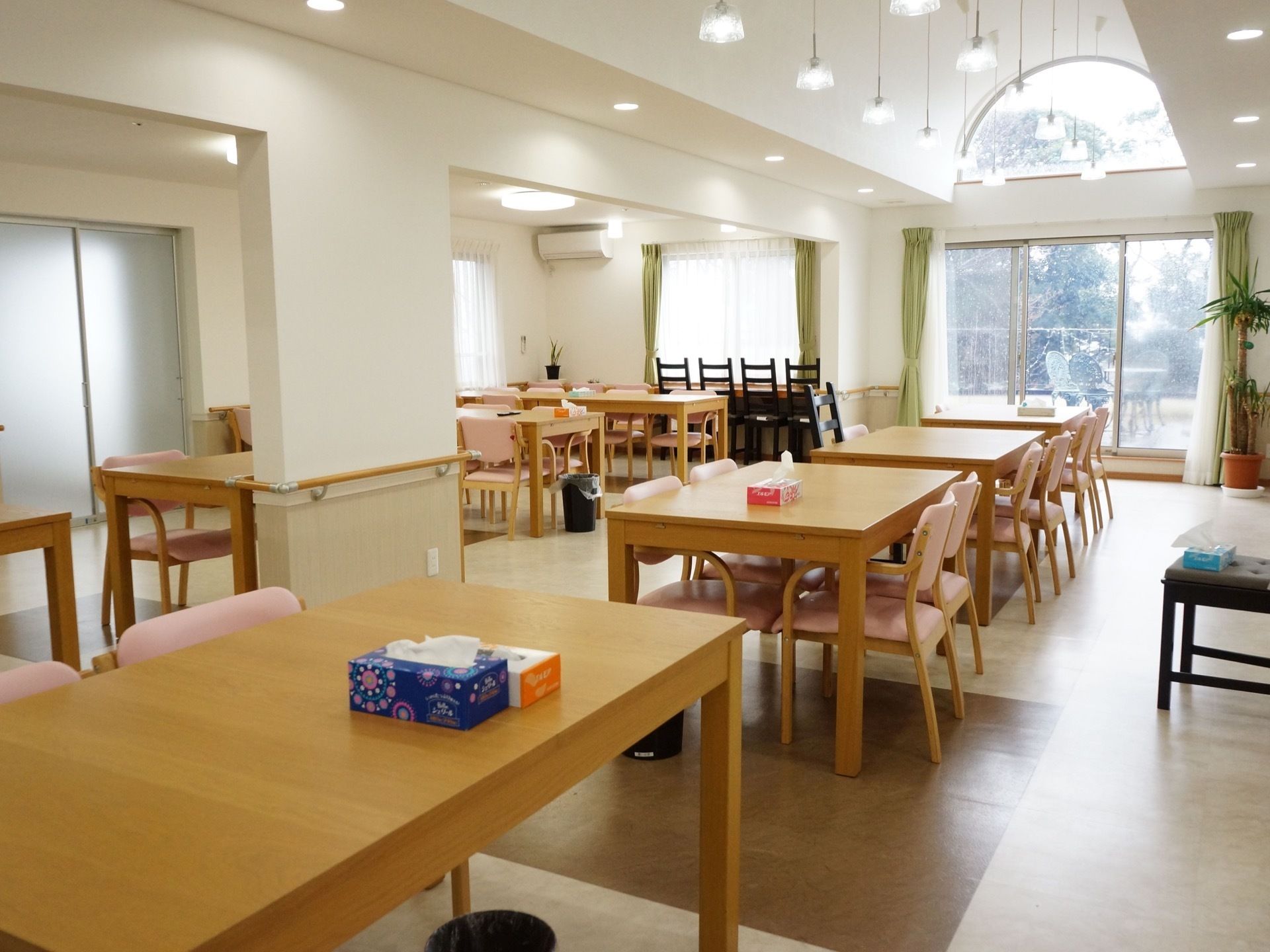建物の２階中央には食堂兼リビングが位置している。窓からは外の景色が楽しめるほか、バルコニーになっている。