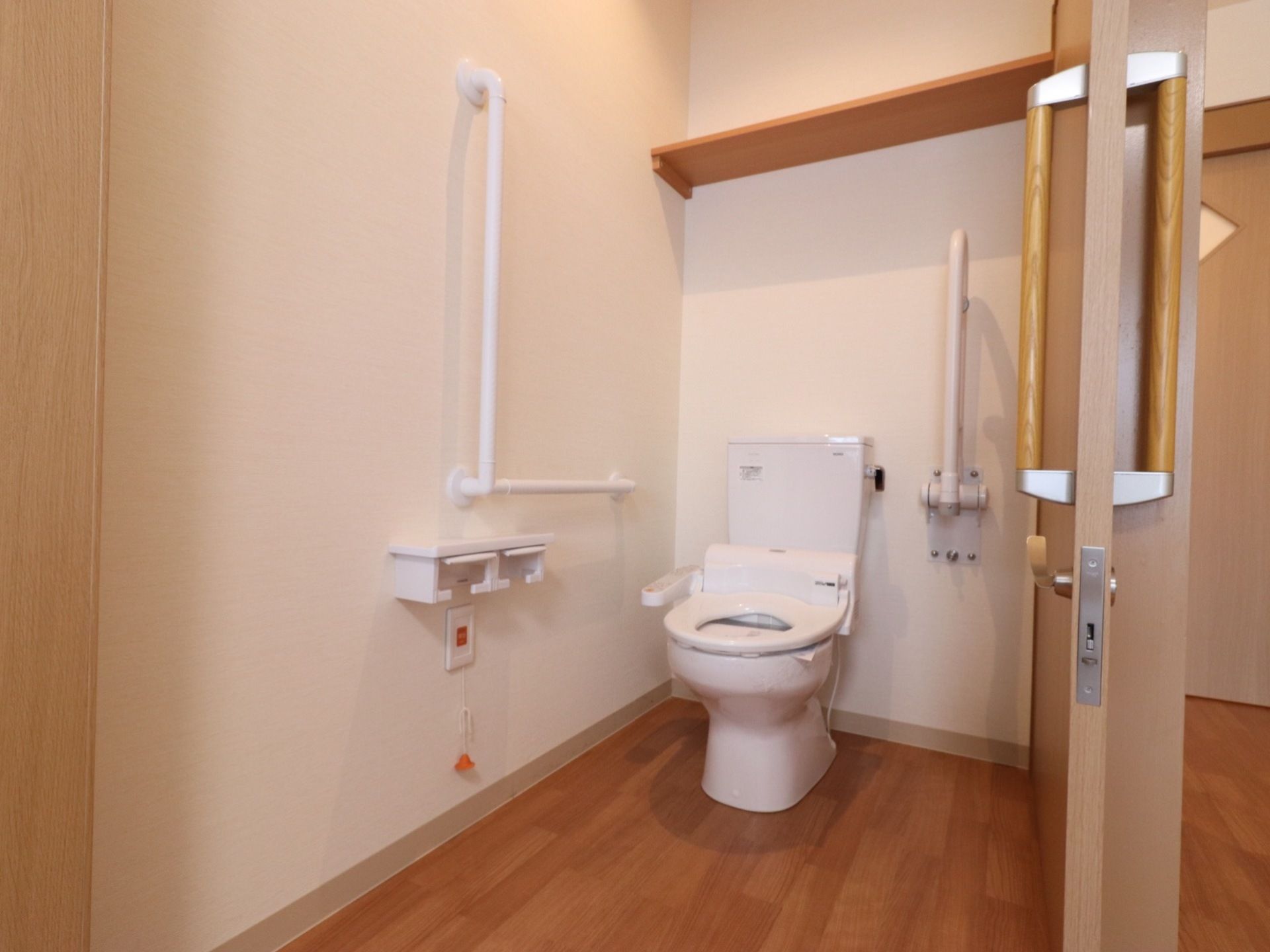 トイレは、広いスペースがある。可動式の手すりや緊急通報ブザーが設置されている。温水洗浄便座も設けられている。