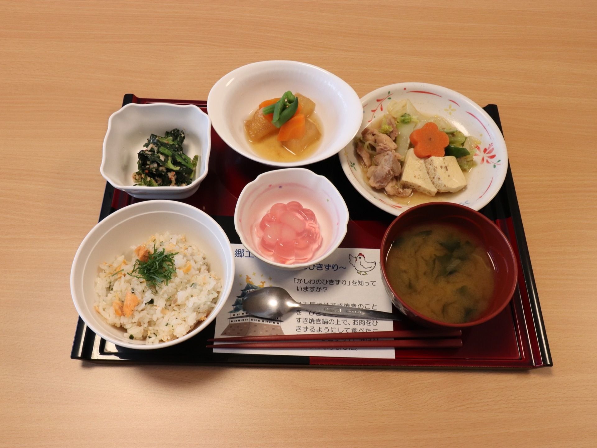 一汁三菜の食事は、栄養士によって塩分など計算されたバランスの良い食事になっている。彩りも鮮やかである。