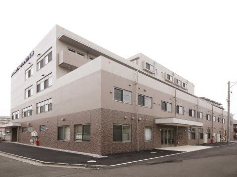 ホームの周りには、歩道が設置されている。入口前に付いては、車道と歩道とに段差がなく、フラットなつくりである。