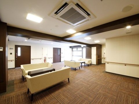 空調設備を備えたリビングは、廊下から直接入れる場所にある。入居者様が交流を持ちやすく、団欒にも適した空間だ。