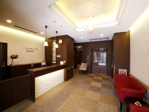 エントランスの窓口前には、カウンターを設けている。また壁には、施設名を記し、間接照明を活用している。