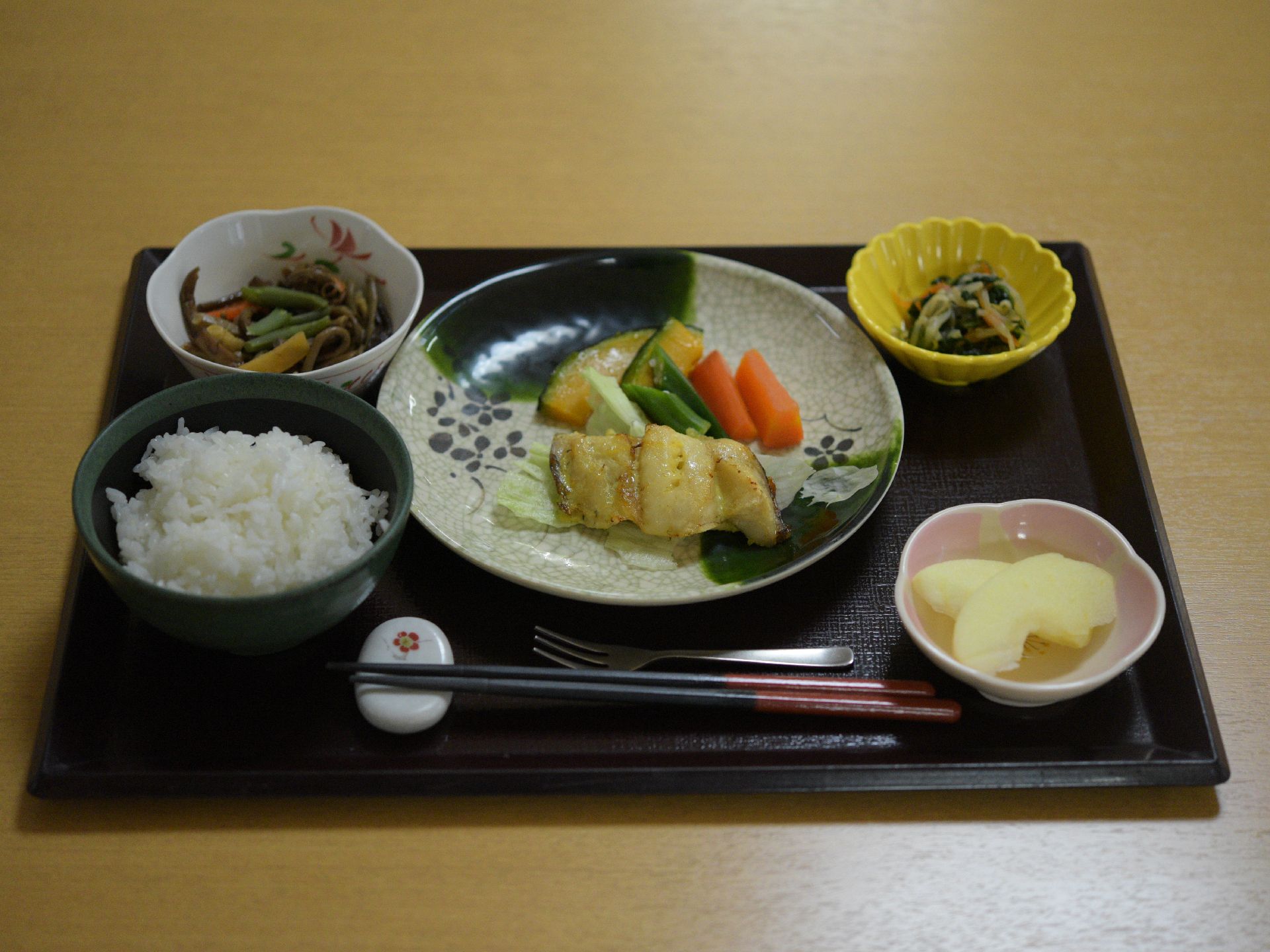 食事メニューはバランスの良い献立になっている。主食以外にも何品かおかずがあり、一人ずつお盆に配膳される。