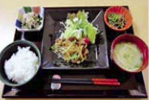 季節の野菜をふんだんに使った、一汁三菜の食事メニュー