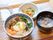 ボリュームが満点の丼ぶりもののメニューも提供している。野菜が多く使われた献立になっており、栄養バランスが考えられている。