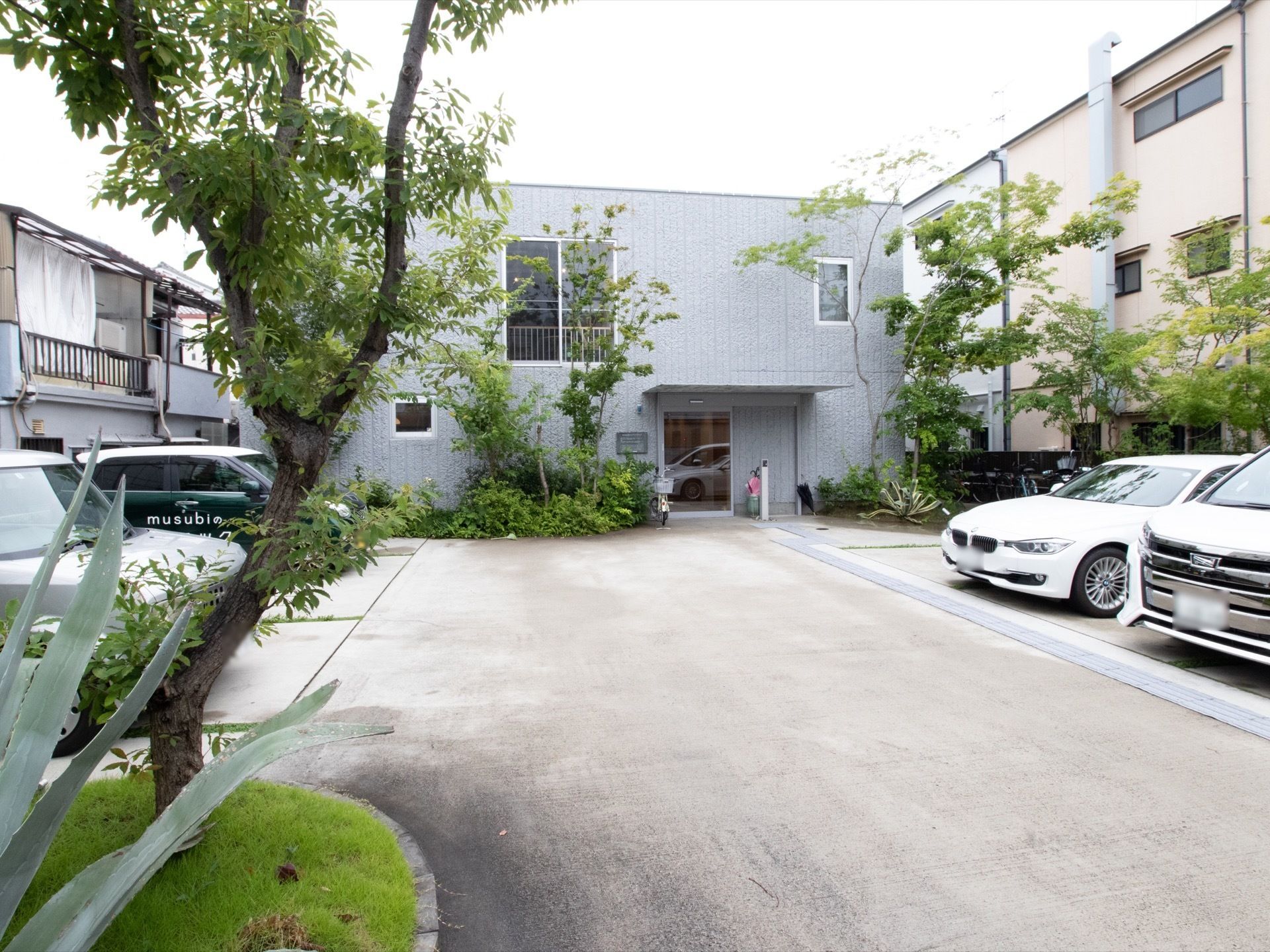施設はグレーの外壁になっており、２階建ての建物である。敷地は広く、建物の前には大きな駐車スペースを備えている。