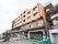 施設はマンションのような外観の３階建ての建物である。建物内に駐車場が設けられており、非常階段が設置されている。