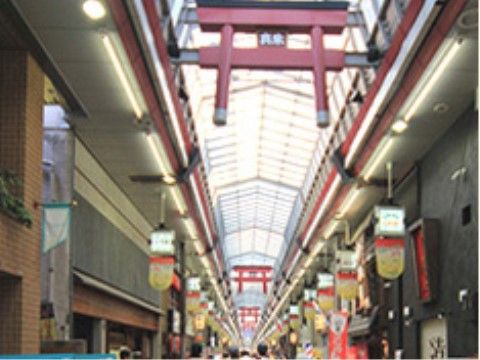 施設から歩いてすぐの場所に風情ただよう商店街がある。どこか懐かしい気分を味わいながら、思い思いに過ごせる。