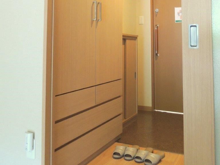 「きよみず苑・京都東」居室のクローゼット。居室に入ってすぐ横に靴箱が、そしてその横にクローゼットがあります。