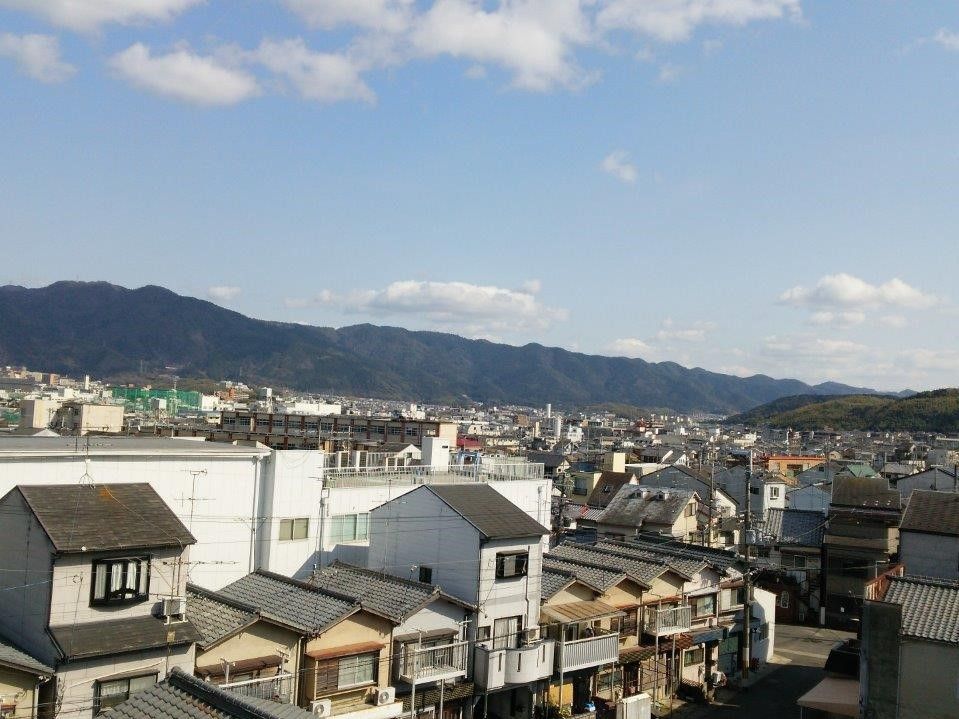 居室の窓からは、住宅街とその奥に広がる山々を見ることができる。季節ごとに色を変える自然を感じることができる環境である。