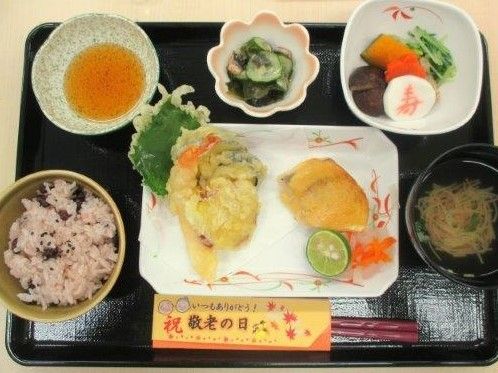 敬老の日のお祝いご膳。旬の食材を使ったり、行事に合わせた献立にするなど飽きのこないように工夫されている。