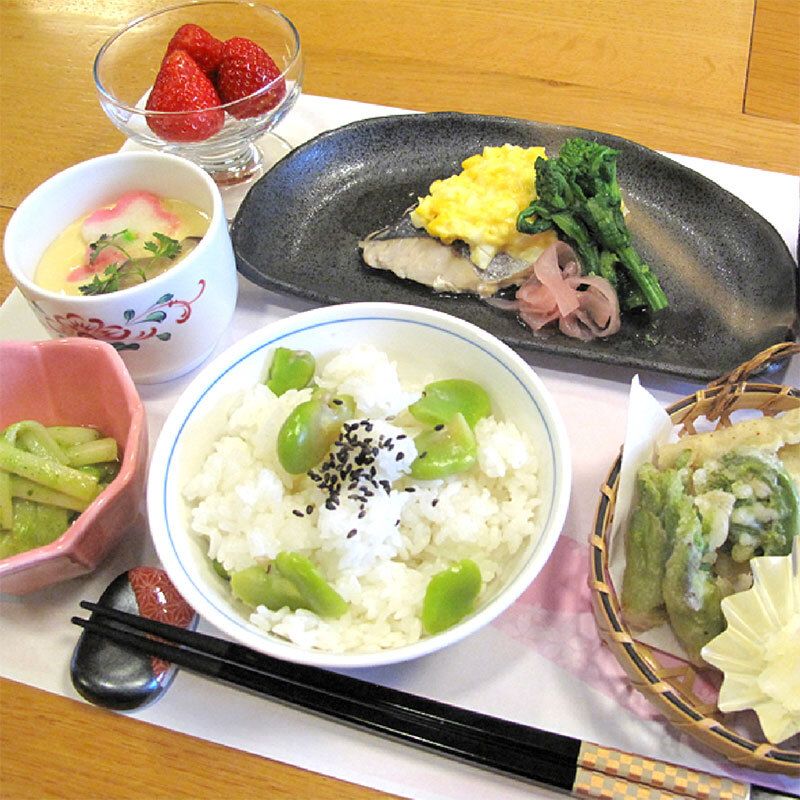 天ぷらの盛り合わせと豆ごはんや焼き魚、茶碗蒸しとフルーツのデザートが付いたメニュー