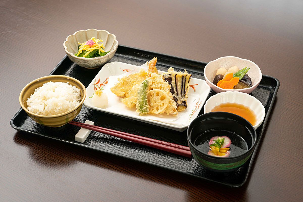 天ぷらの盛り合わせと煮物やおひたし、ご飯と吸い物のセット