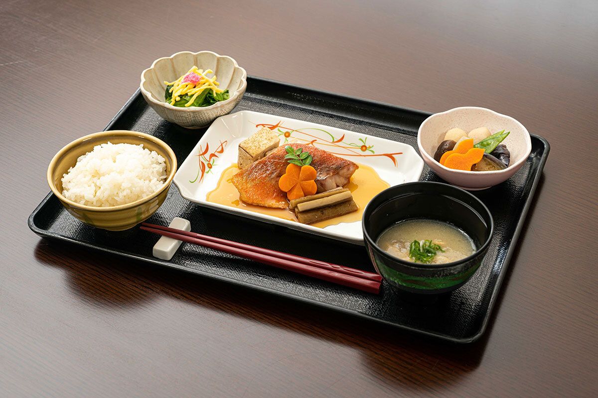 魚の煮つけやほうれん草のおひたしと野菜の煮物、ごはんと味噌汁のセット