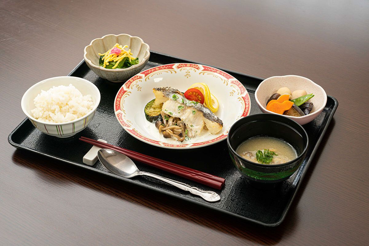 焼き魚や野菜の煮物、ほうれん草のおひたしとごはんと味噌汁