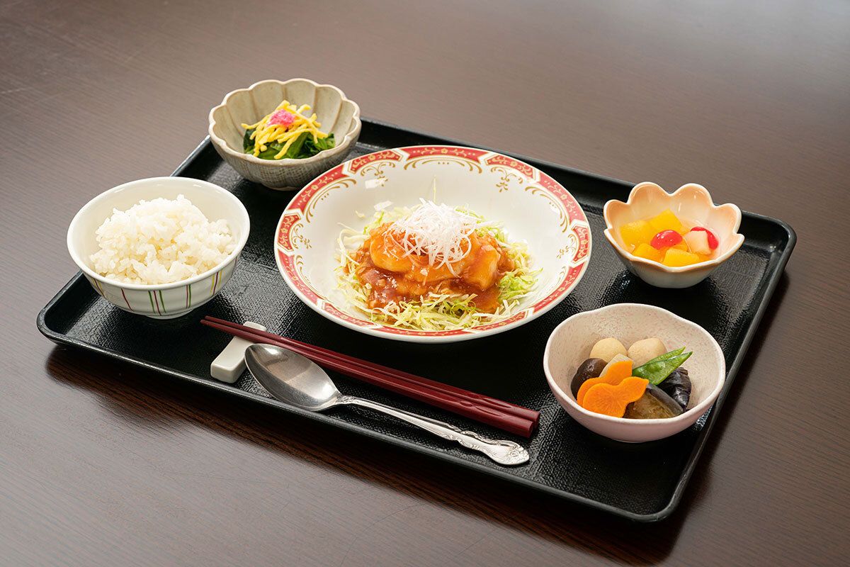 ほうれん草のおひたしとごはんと味噌汁と野菜の煮物のセット