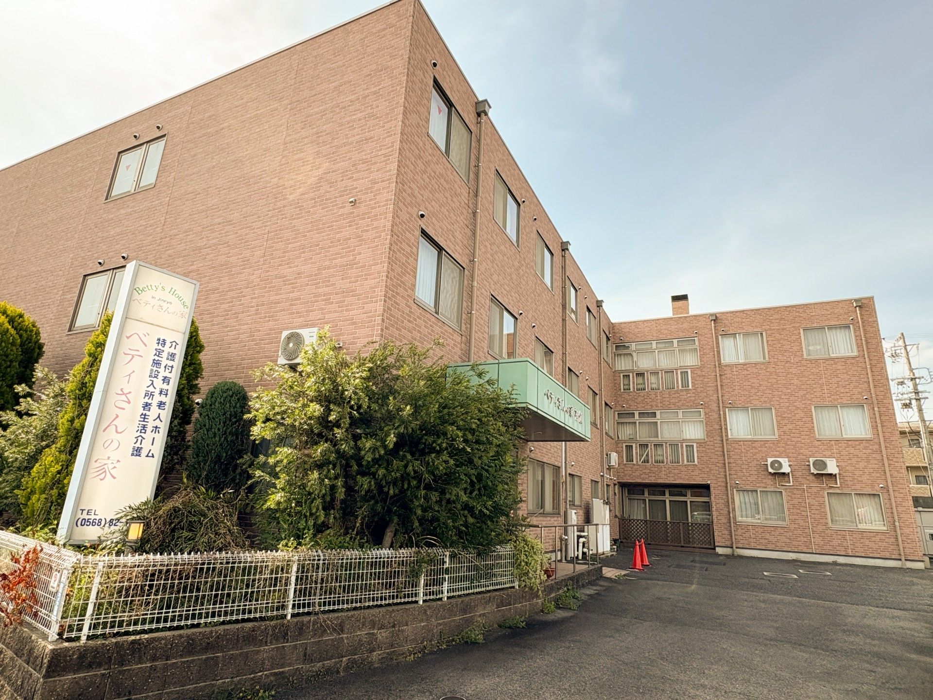 レンガ調の建物外観