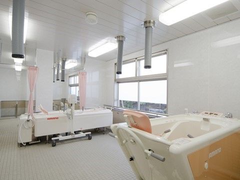 広々とした浴室には、２台の介護浴槽が設置されている。それぞれに専用ストレッチャーと搬送車が装備されている。