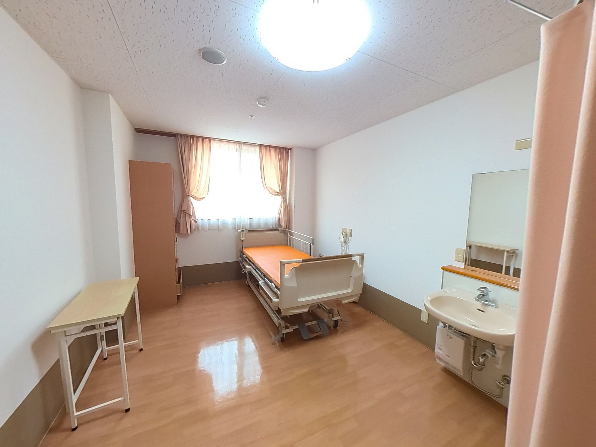 明るい個室のベッドルーム