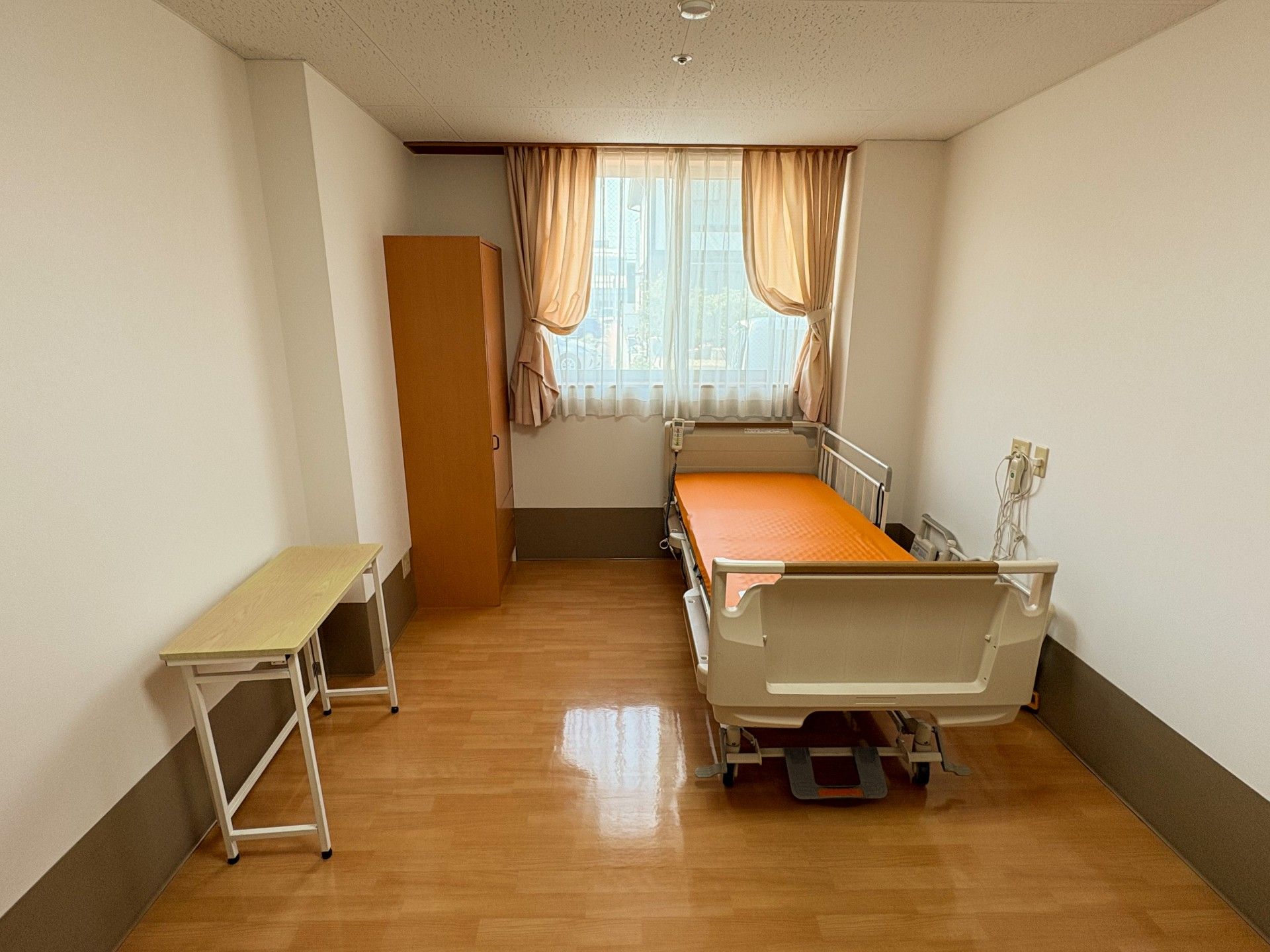 いなり寿司と握り寿司に味噌汁が付いたメニュー