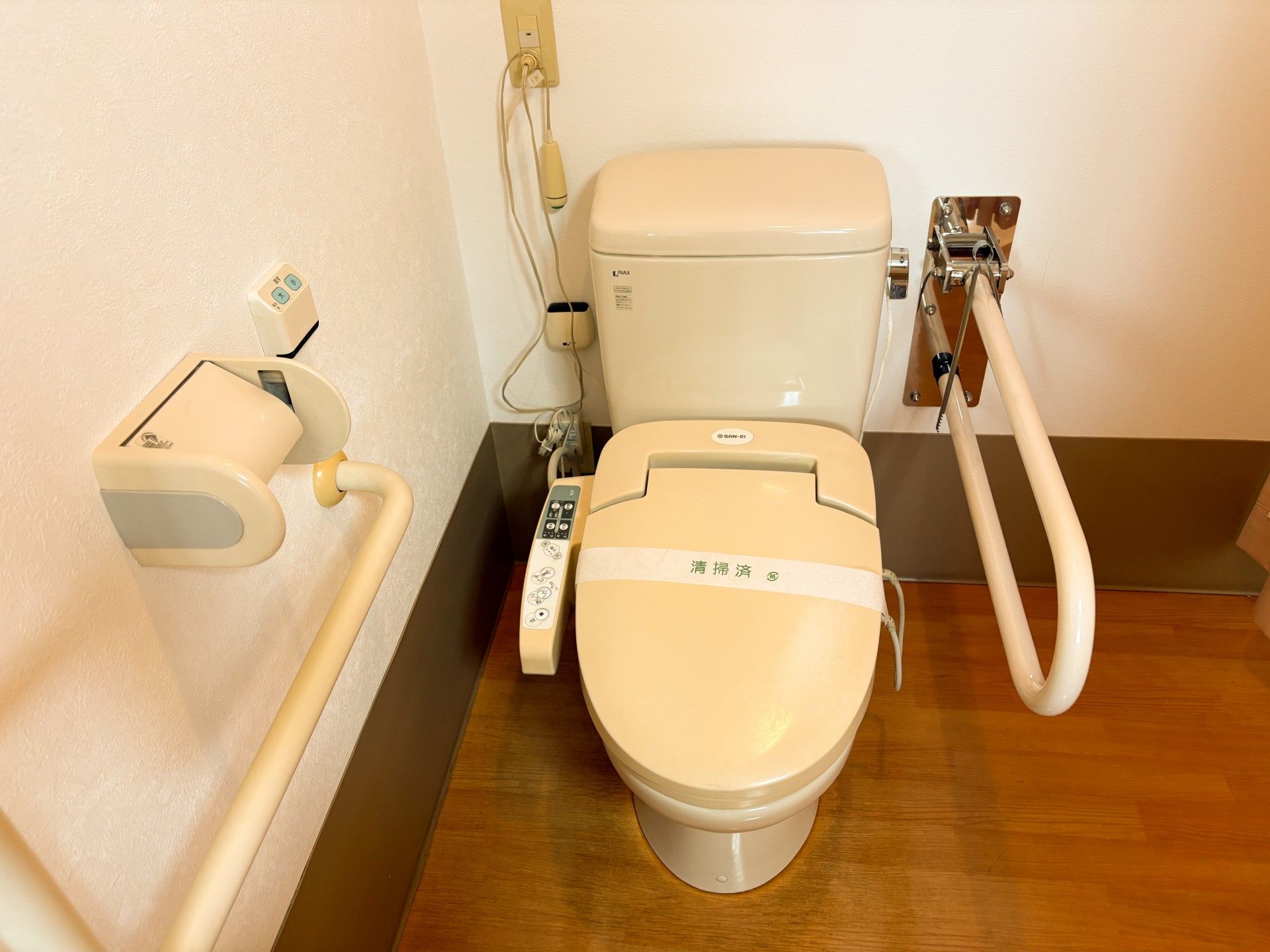 手すり付きのトイレ