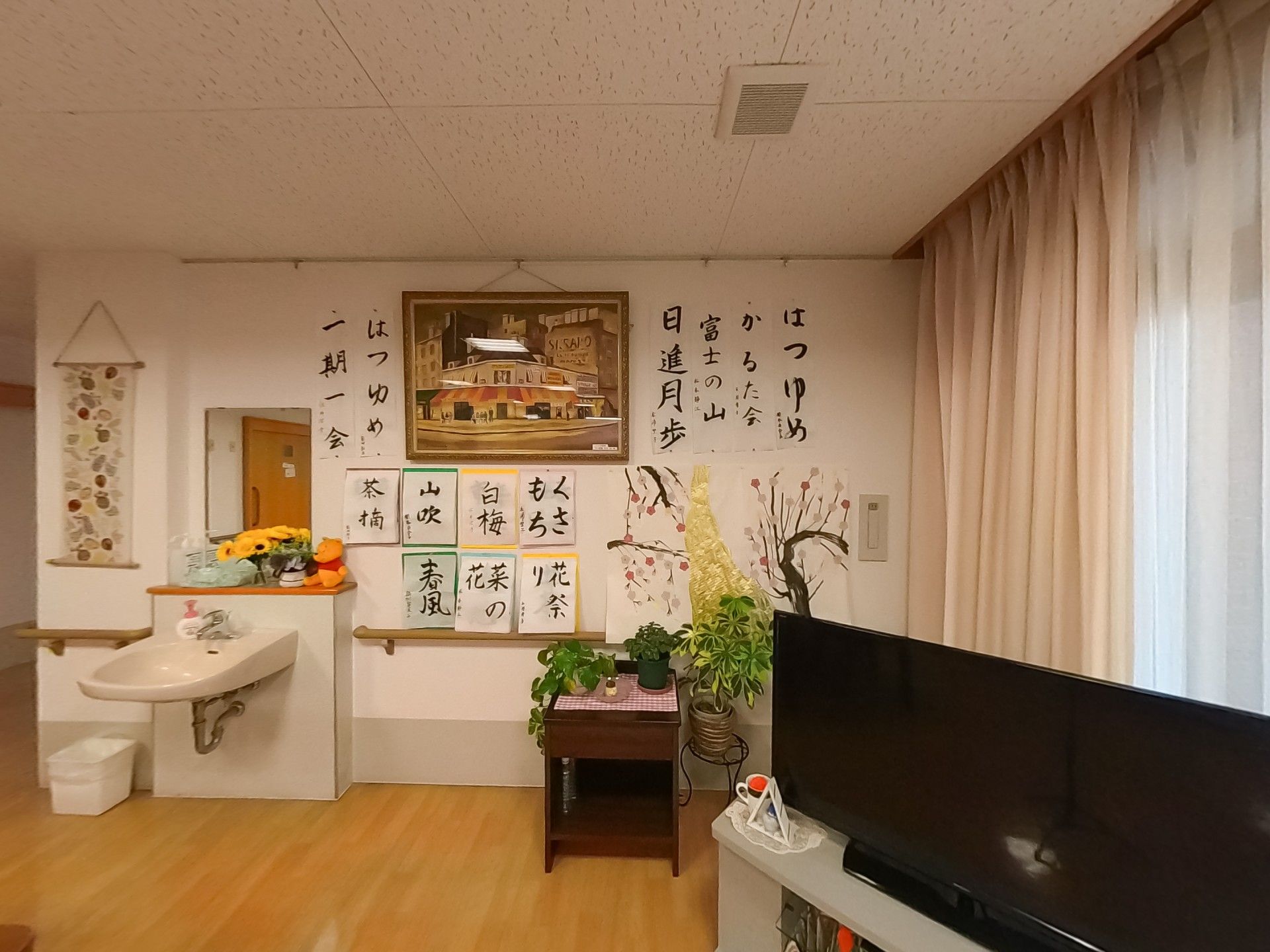 和やかな装飾の壁面