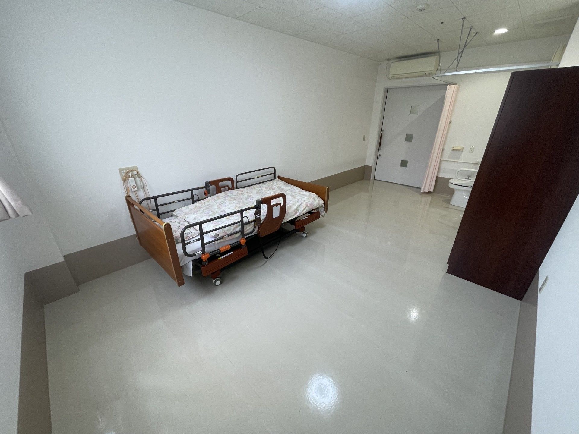 ベッドとトイレのある部屋