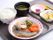食事は、ご飯に味噌汁、野菜の煮物と煮魚、漬物と、バランスがとれており、色合いもきれいである。箸とスプーンが用意されている。