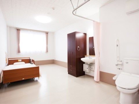 大きな窓があり明るい室内は、広くゆったりとしている。トイレはカーテンで仕切られているので、利用しやすい。