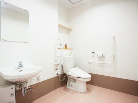 車椅子をご利用の方も、使いやすい広さがあるトイレである。手すりも完備され、立ち座りの動作も安心である。