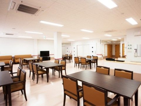 アイボリーの明るい色調の室内に、茶色のテーブルで落ち着いた雰囲気の食堂である。テーブルの間隔も広く、車椅子をご利用でも安心である。