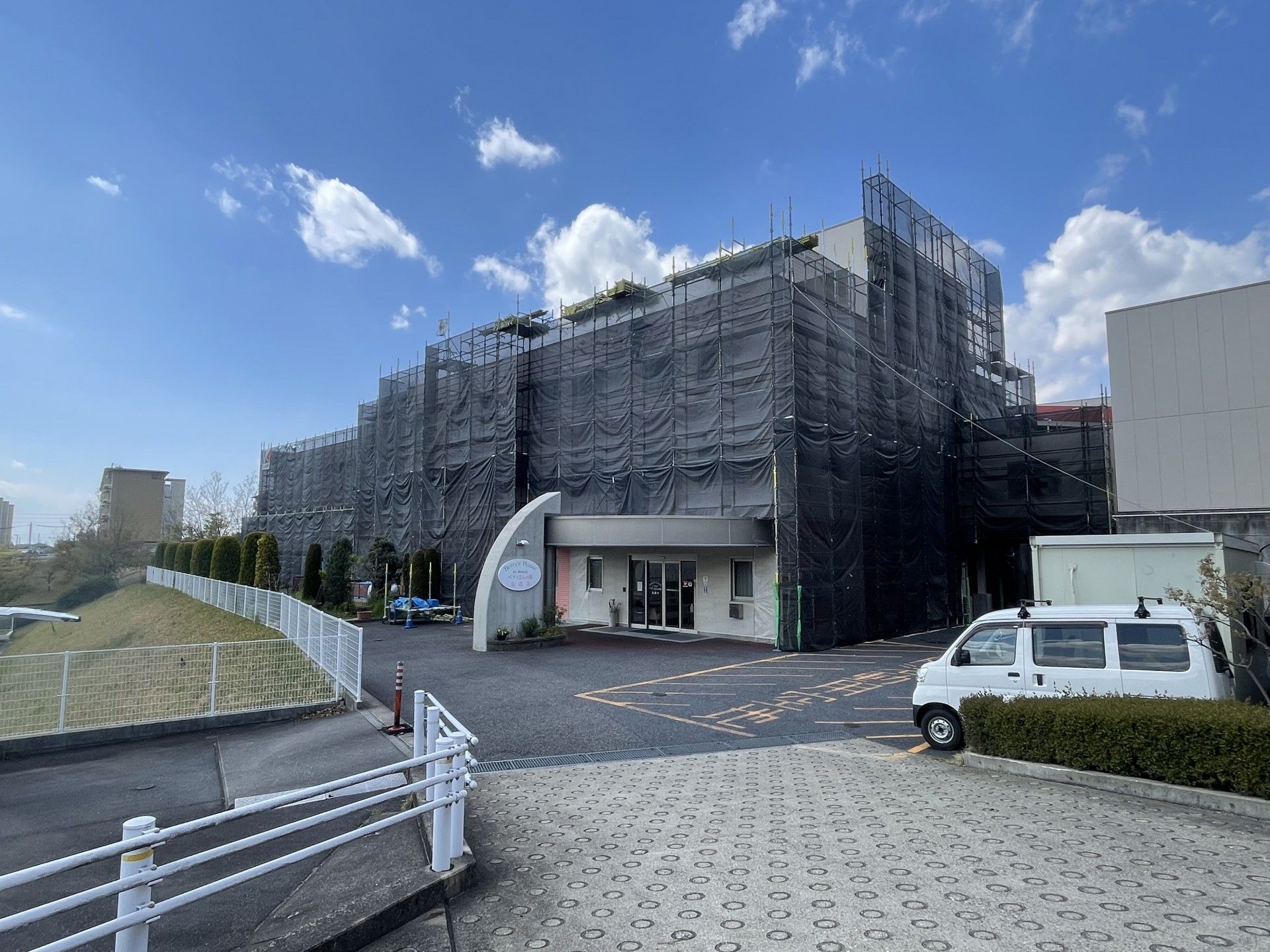 工事中の建物外観