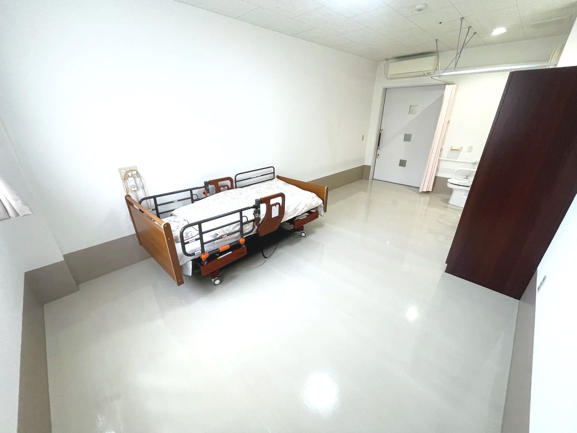 ベッドとトイレのある部屋
