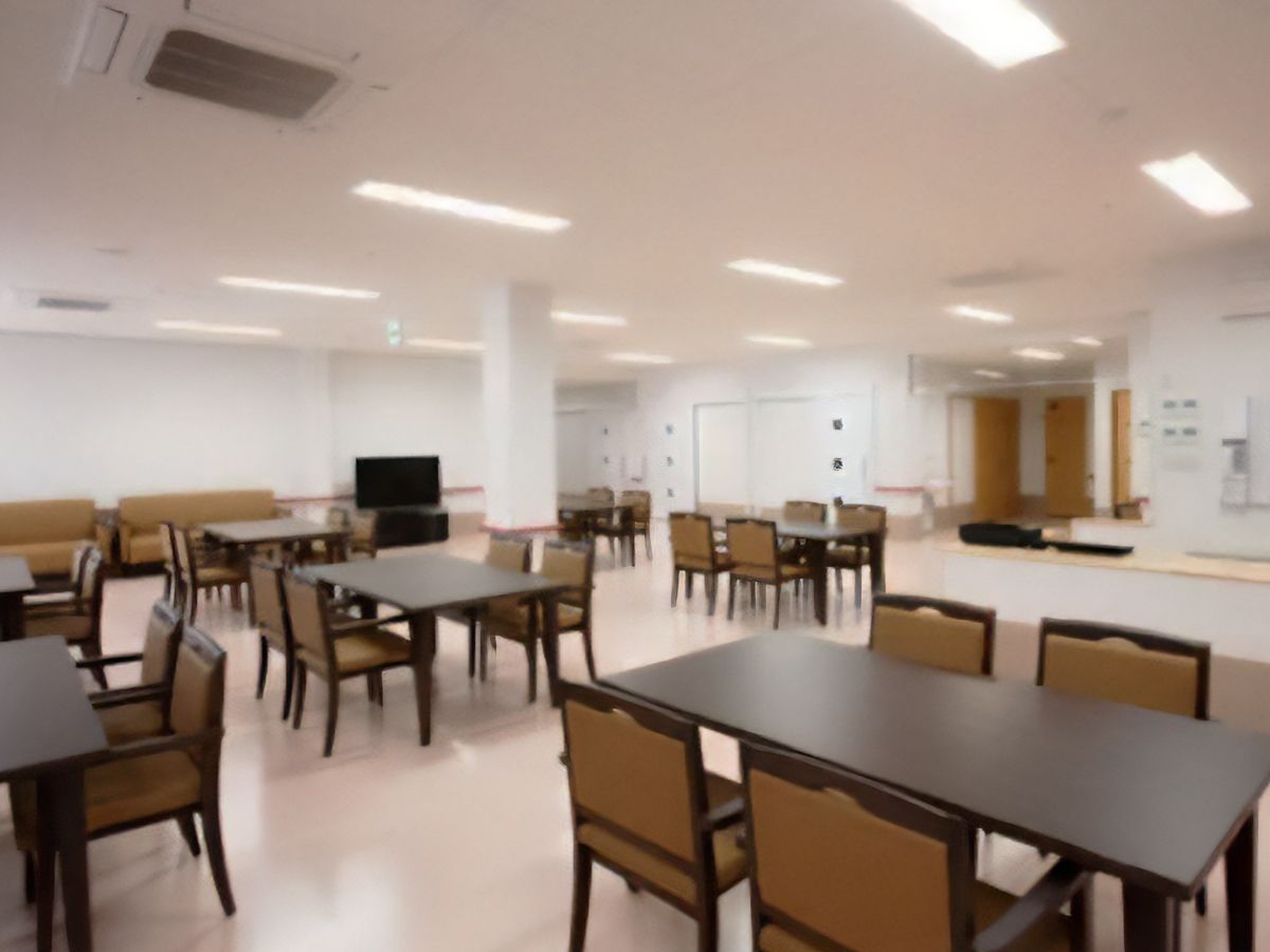 アイボリーの明るい色調の室内に、茶色のテーブルで落ち着いた雰囲気の食堂である。テーブルの間隔も広く、車椅子をご利用でも安心である。