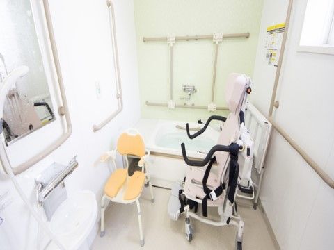 電動リフトを利用して、車椅子に座ったままの姿勢で移動し、浴槽に入ることができる。シャワー台横には背もたれ付きのシャワーチェアがある。