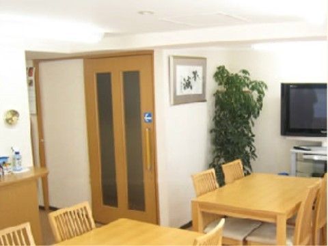 家庭的で明るい雰囲気の食堂である。４人掛けテーブルが用意されており、全ての席から見やすい位置にテレビが設置されている。