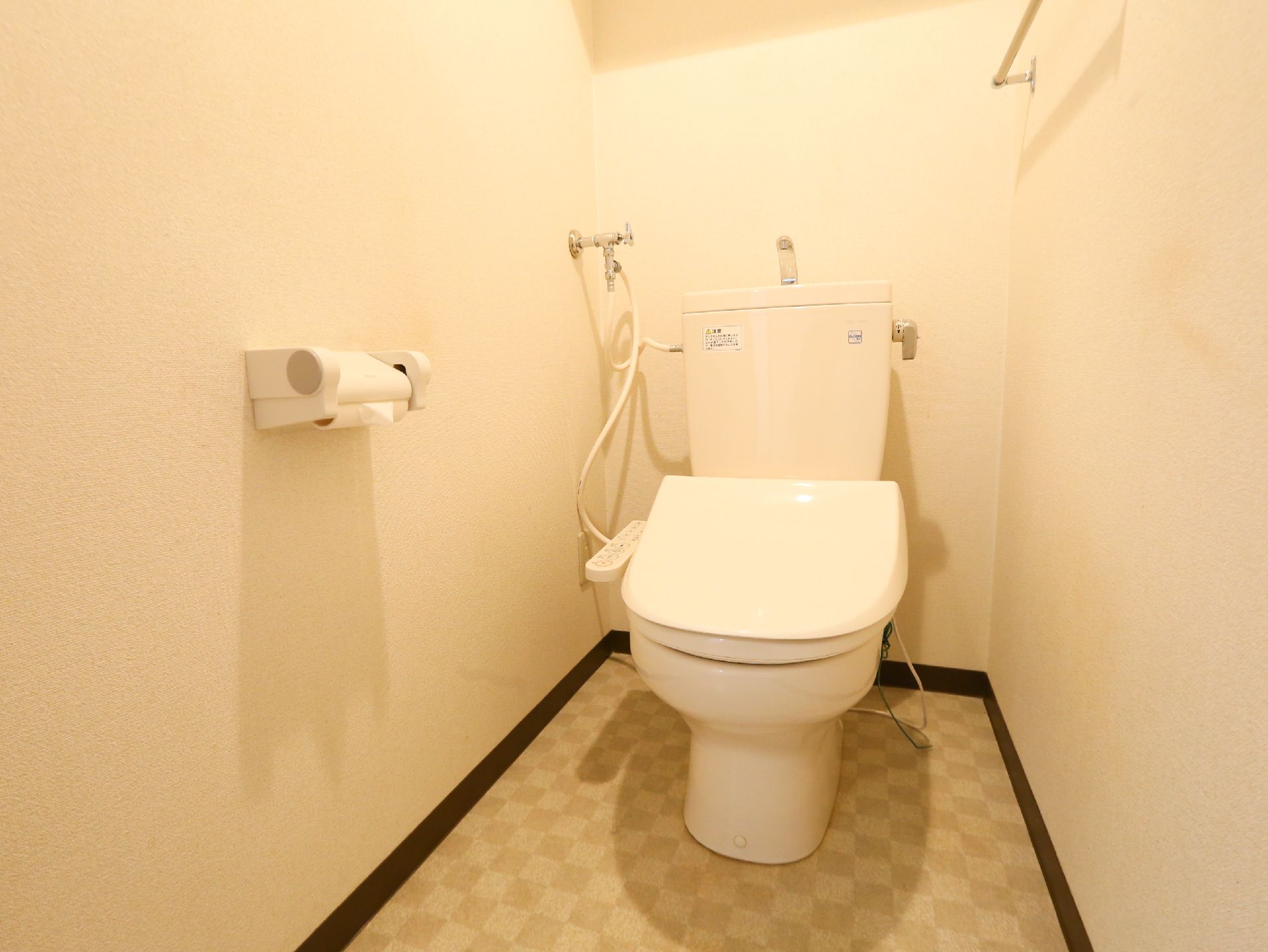 洗浄暖房機能付きの便座が設置されているきれいなトイレ