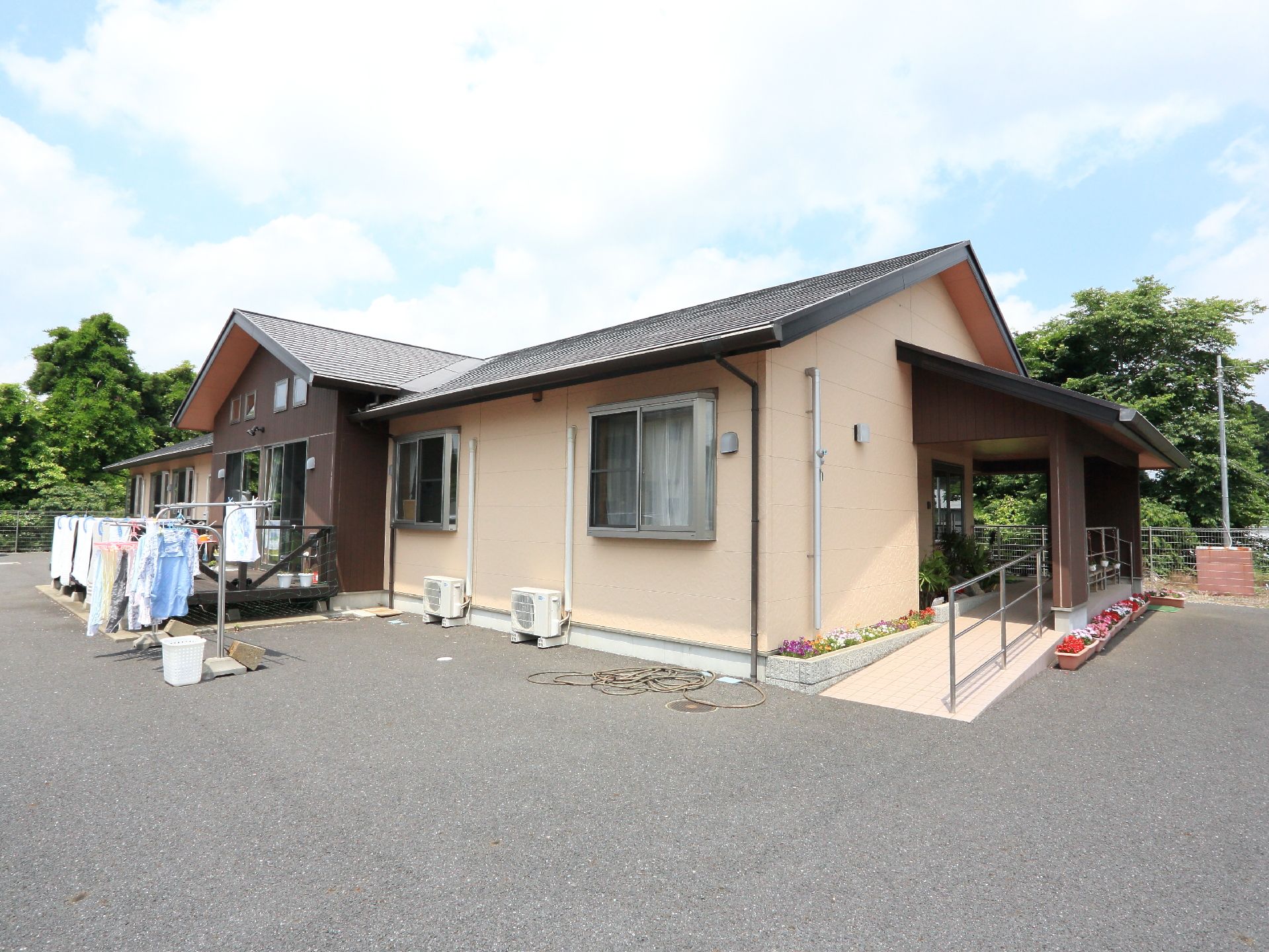 施設は三角屋根の1階建ての長屋風の建物になっている。入り口にはスロープが設置されている。駐車場も広い。