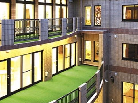 施設内には、広いバルコニーが完備されている。天気のよい日には布団や洗濯物を干しながら、素晴らしい景色を堪能できる。